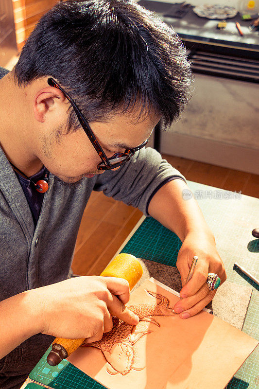 中国皮匠正在制作皮革图案