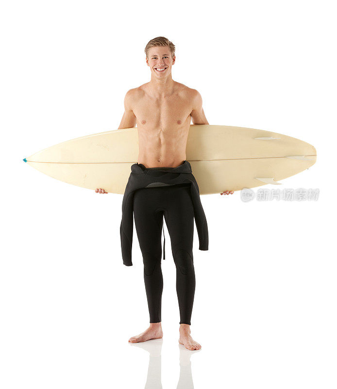赤裸上身的肌肉男拿着冲浪板