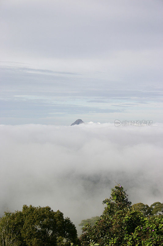 云中玻璃屋山，比尔瓦山出现