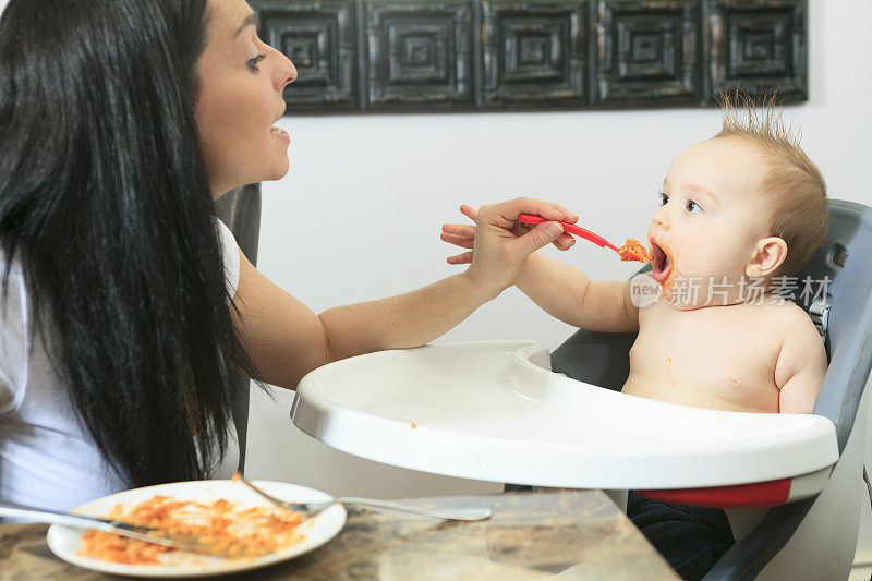 婴儿吃意大利面