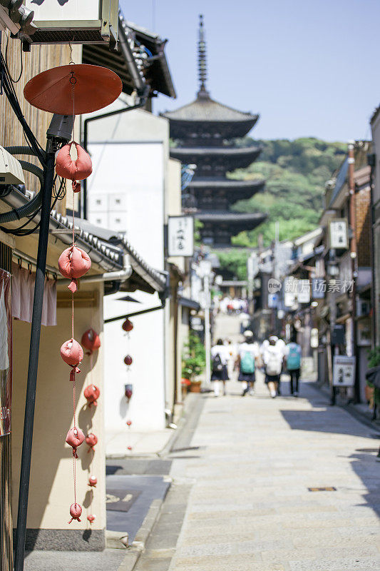 京都，一个传统日本小镇的街景，远处的宝塔