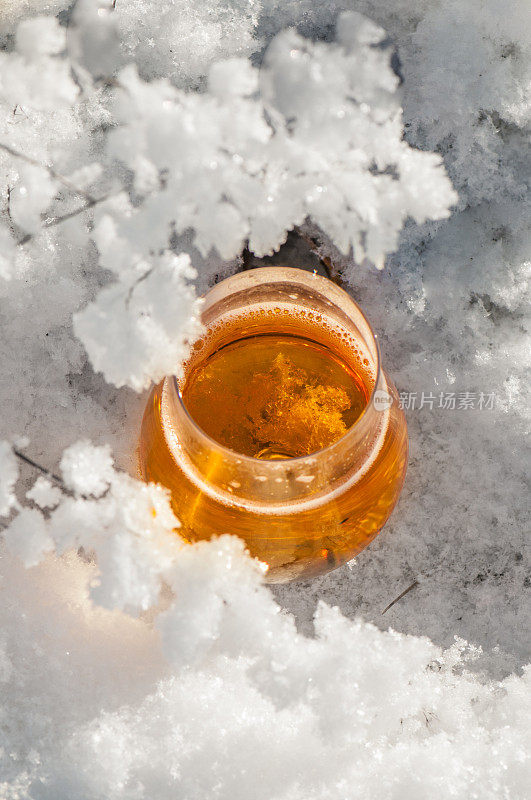 一杯在雪里的苹果酒