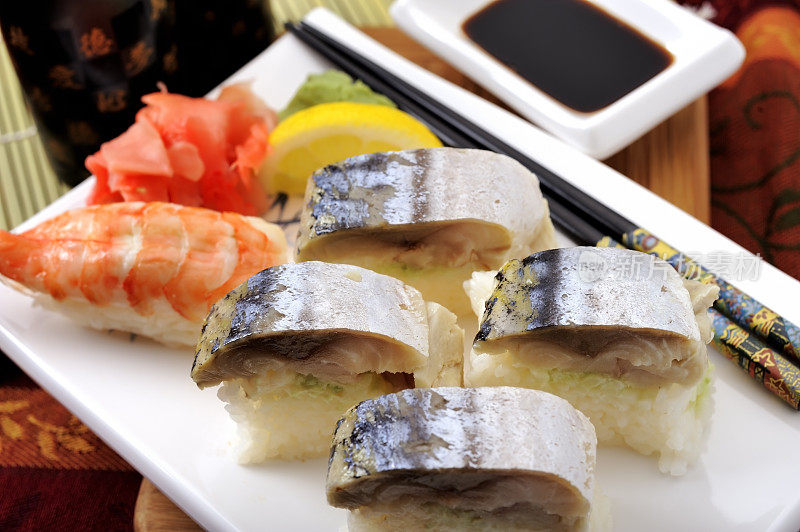 鲭鱼和虾寿司