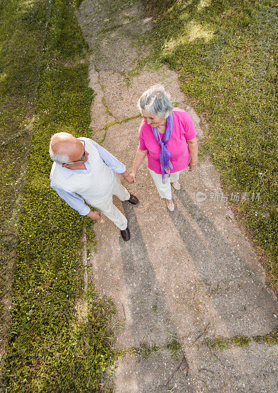 上图是一对老夫妇在大自然中散步。