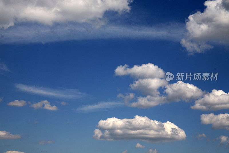 夏日蔚蓝天空中的云景