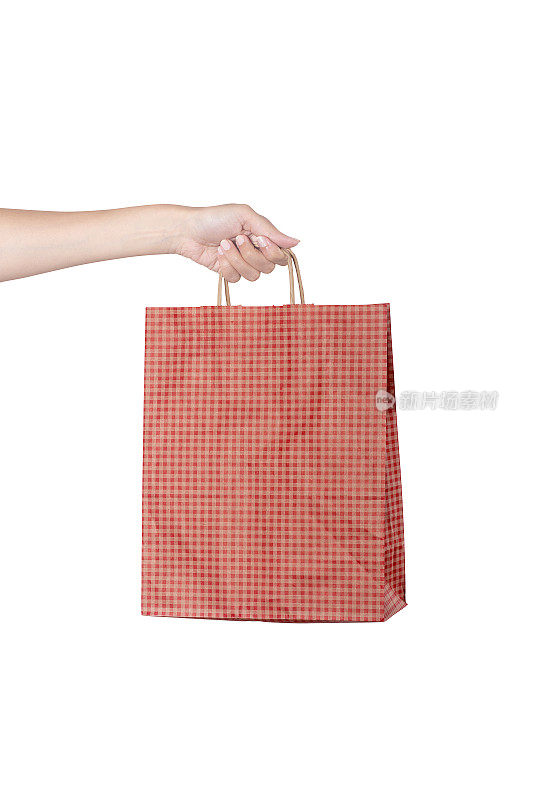 女人手里拎着一个购物袋孤立的背景