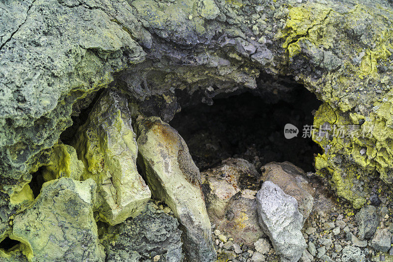 北海道Tokachidake活火山火山口硫磺坑洞