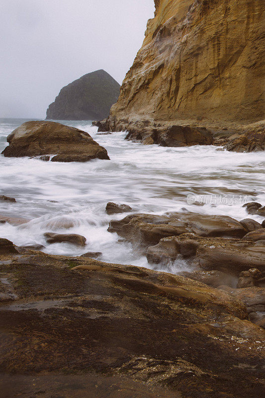 俄勒冈州太平洋基旺达角的海浪