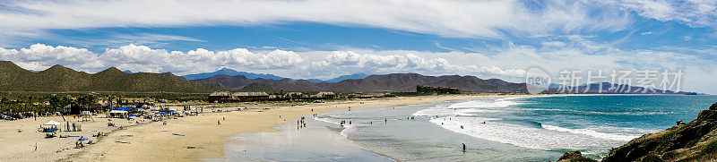 海滩高架全景，海洋，天空和山脉