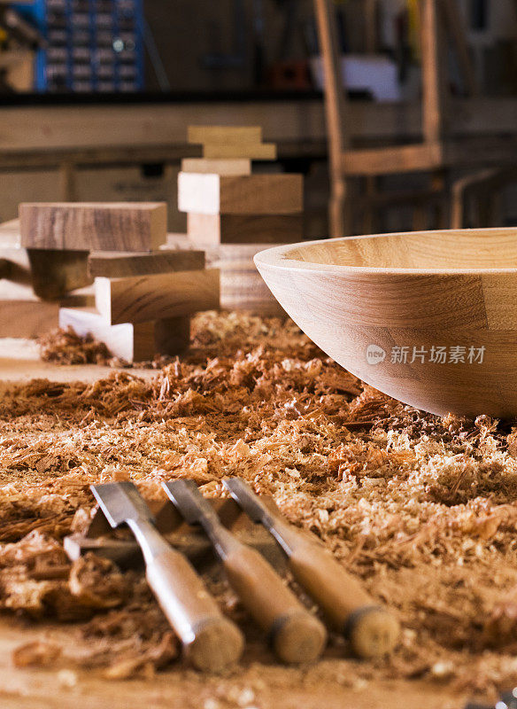 木工工具。木匠在起作用。木制碗。凿子。