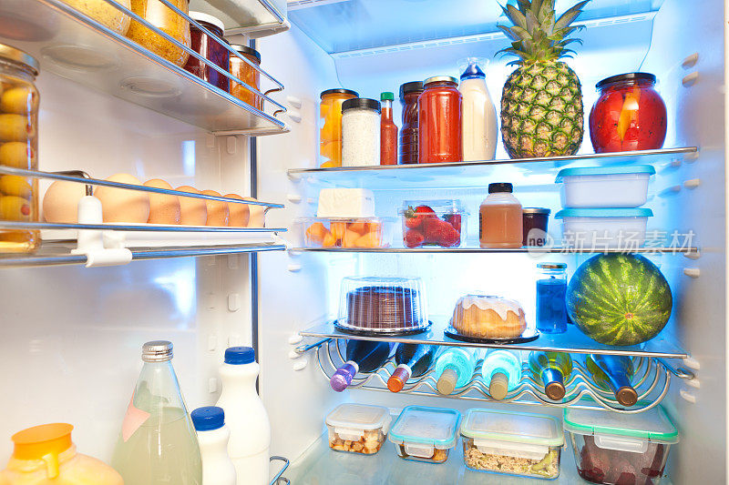 打开冰箱，把健康的食物放在里面