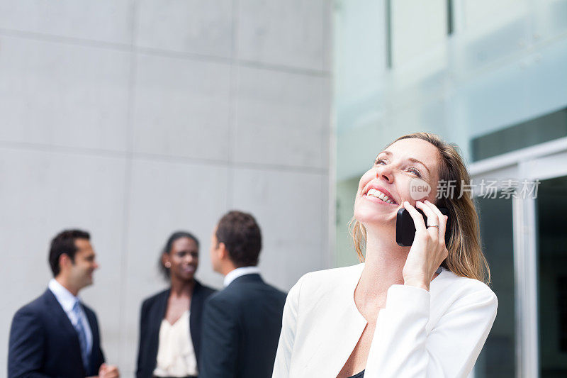 漂亮的女商人在打电话