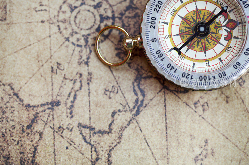 带有旧地图的指南针