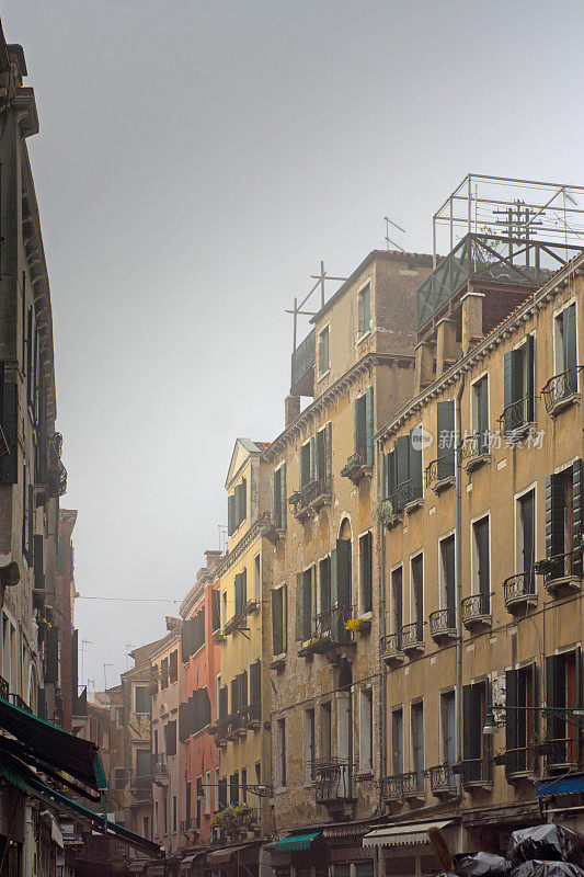 清晨薄雾中的威尼斯大运河街