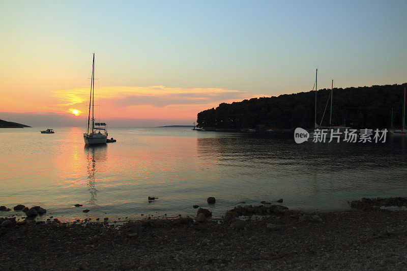 日落时分小海湾里的帆船