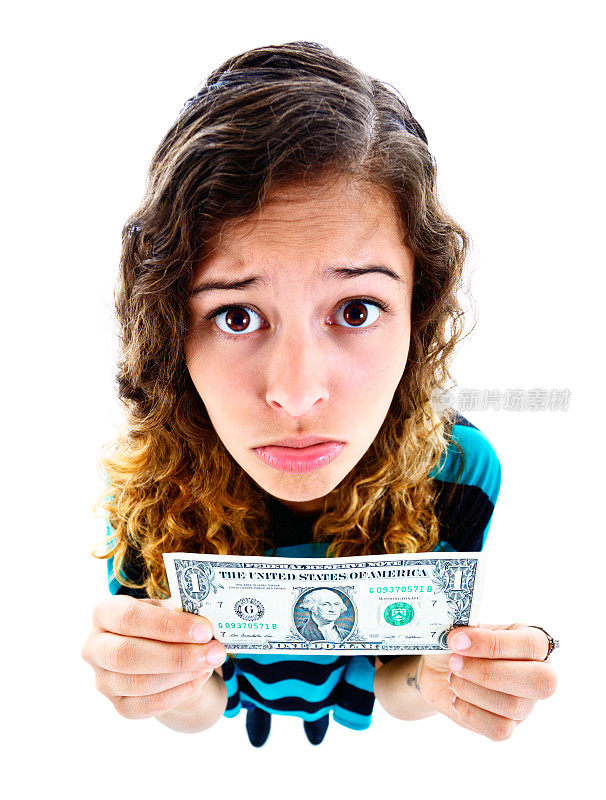 失望的年轻美女拿着1美元的钞票撅着嘴。夸张的大倾角视图