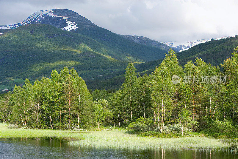 挪威山区的一个湖泊
