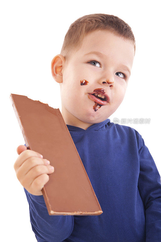 小男孩吃巧克力