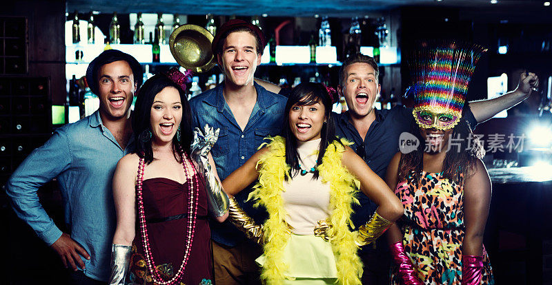 身着奇装异服，微笑着参加派对的人们享受着夜生活