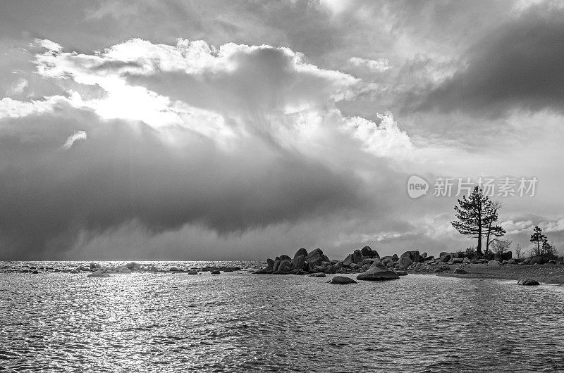 《黑与白的暴风雨的太浩湖