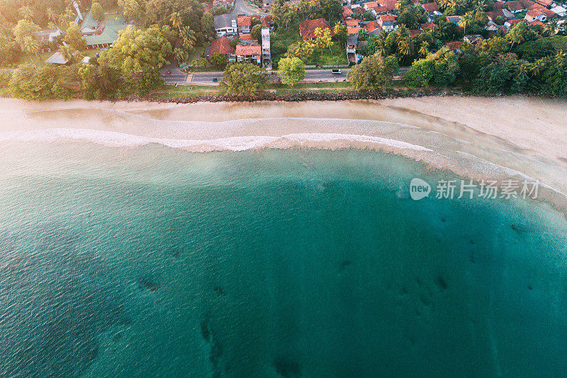 海边小镇的鸟瞰图