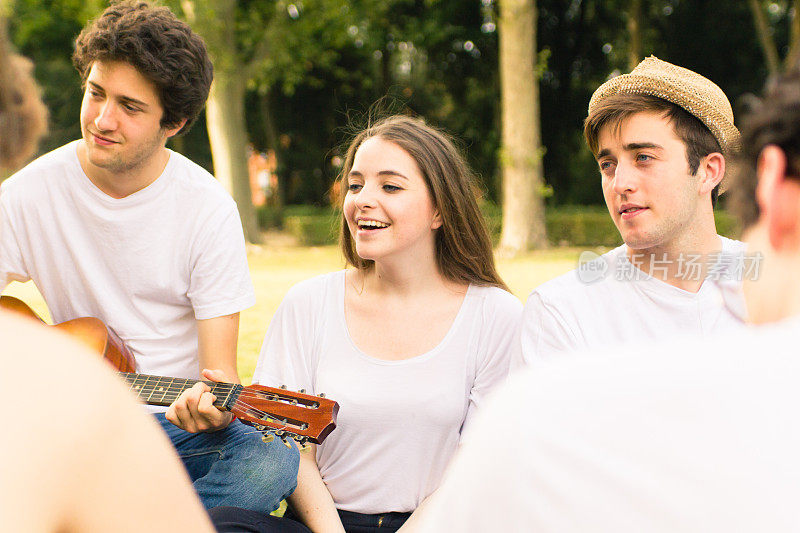 一群欢快的青少年在公园里唱歌