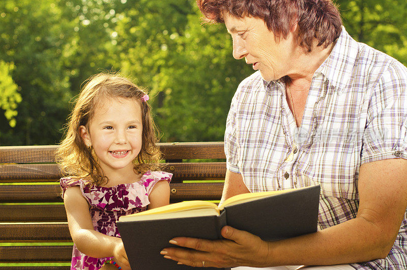 奶奶和孙女在公园看书