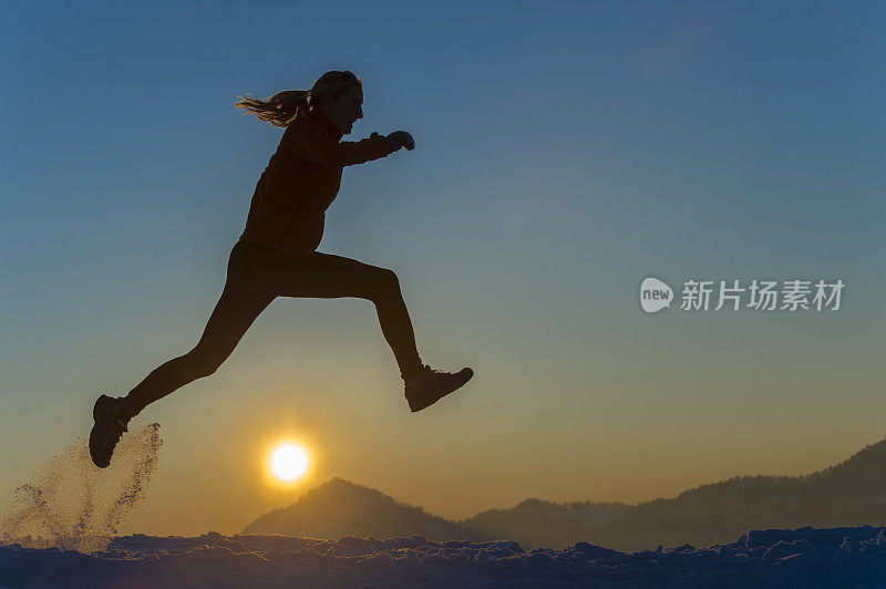 年轻女子在雪地上奔跑