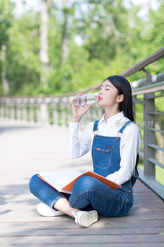 女孩喝水喝水