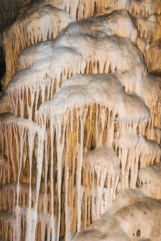 洞穴中的钟乳石和钟乳石