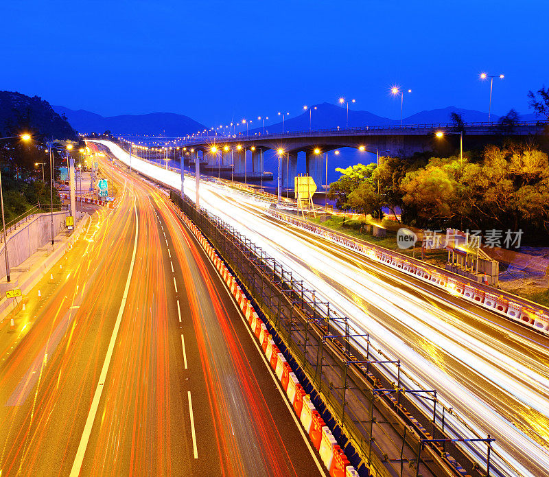 高速公路上的交通通道