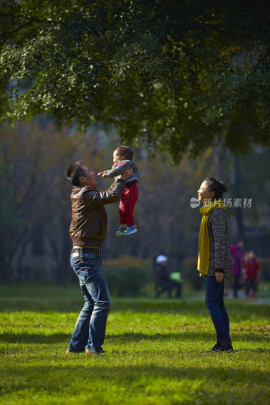 快乐的亚洲三口之家在公园户外