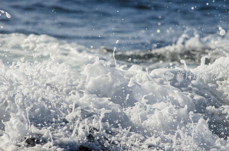 飞溅的海浪