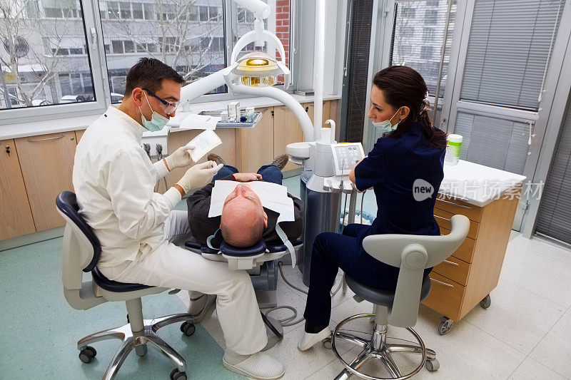 牙医正在为治疗病人做准备