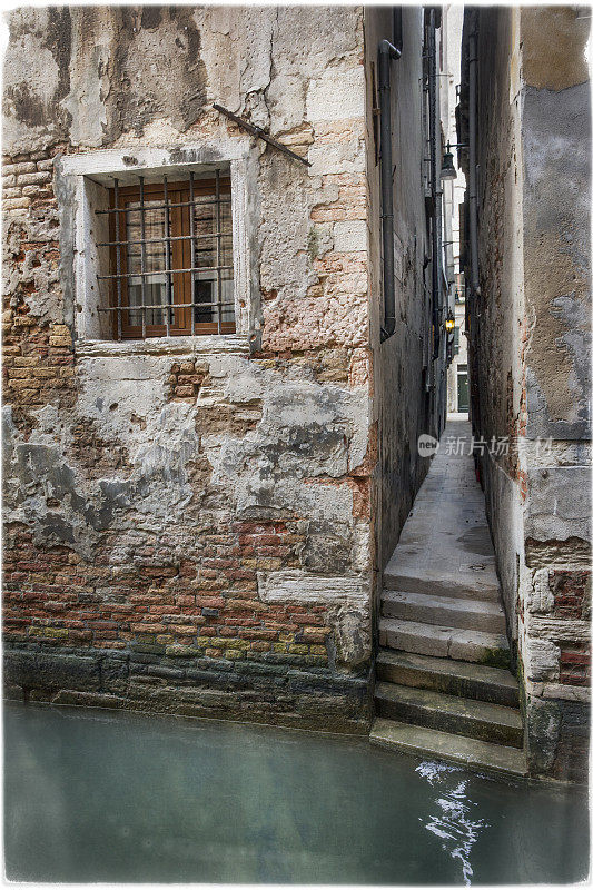 威尼斯运河附近的窄巷