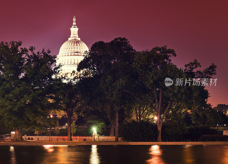 晚上的美国国会大厦——华盛顿特区