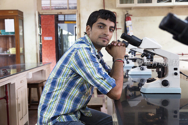 印度学生在实验室用显微镜