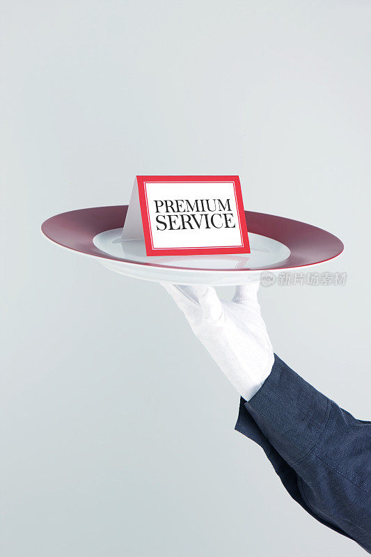 服务员持有的盘子上的高级服务卡