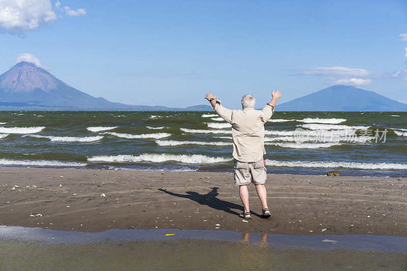 尼加拉瓜尼加拉瓜火山湖，一位老人张开双臂