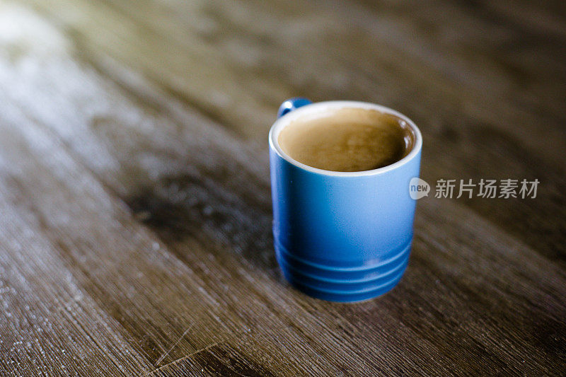 可口的咖啡-鲜浓咖啡在一个蓝色的杯子