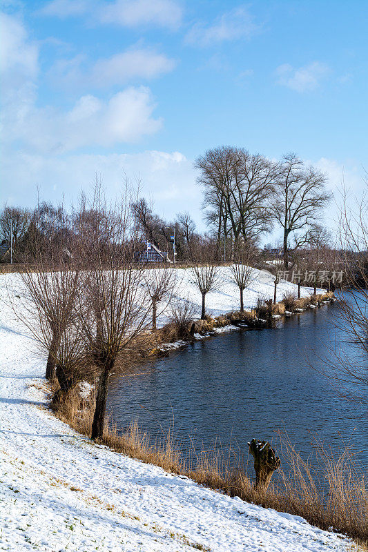 冬季有艾泽尔河和冻草堤