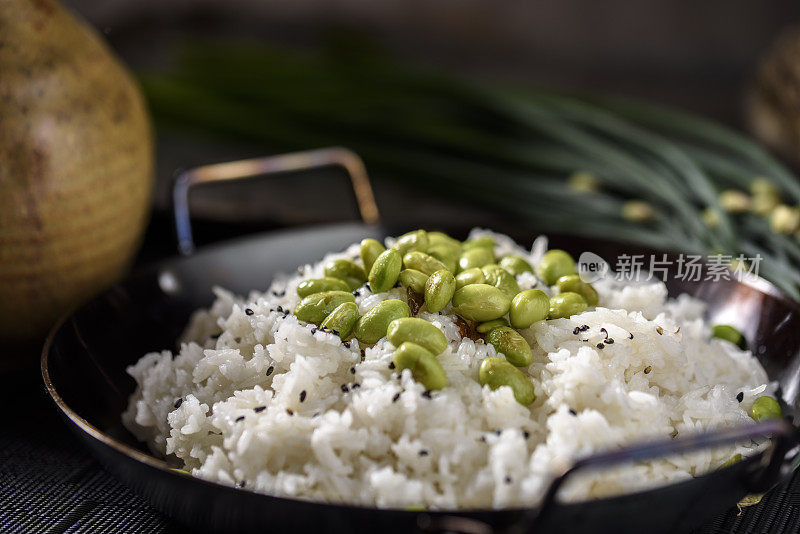 烤毛豆配米饭