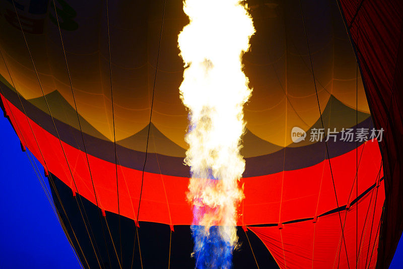 乘着红色的气球上升