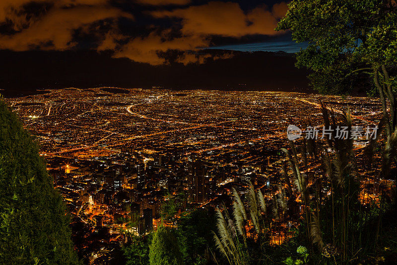 波哥大，哥伦比亚-日落后从Monserrate的安第斯峰的首都引人注目的观点