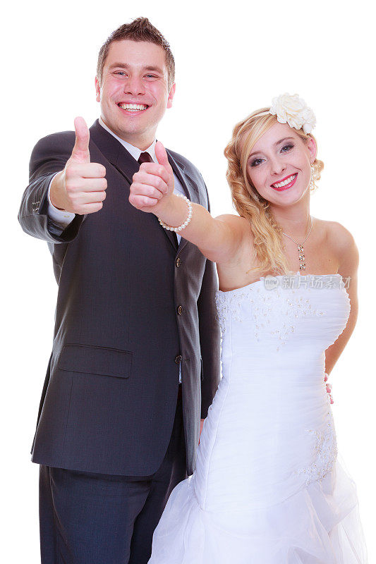 快乐的新郎和新娘摆姿势拍婚纱照