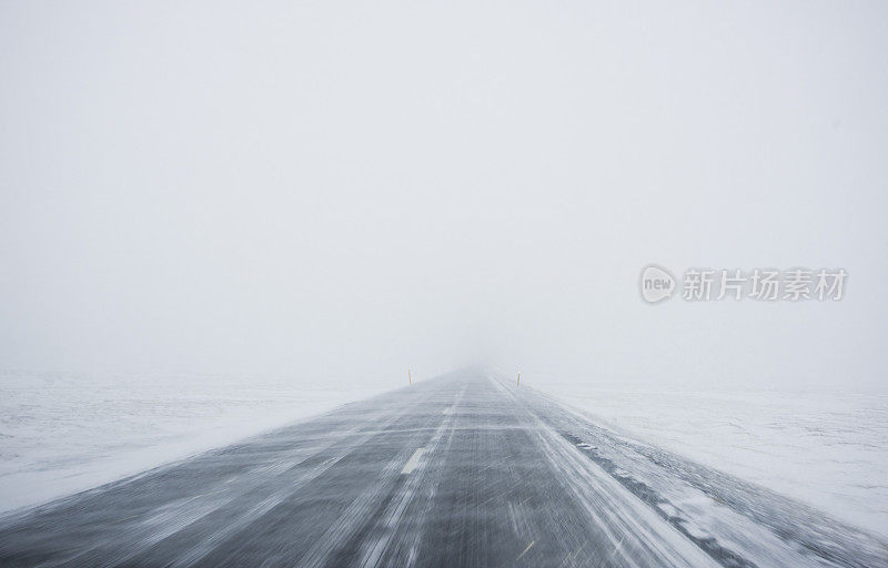 冬季暴风雪在冰岛的驾驶道路上