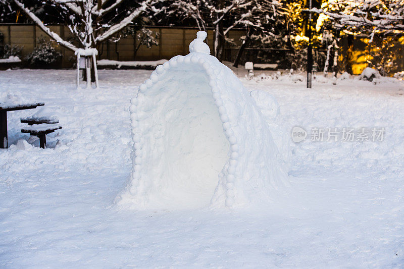 东京下雪了。第二天，艺术作品在公园里排着队。