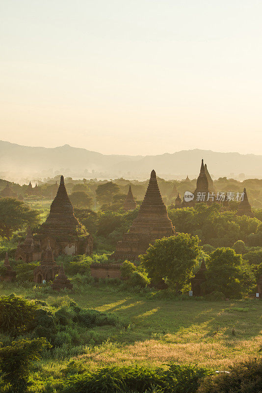 缅甸蒲甘的日落。