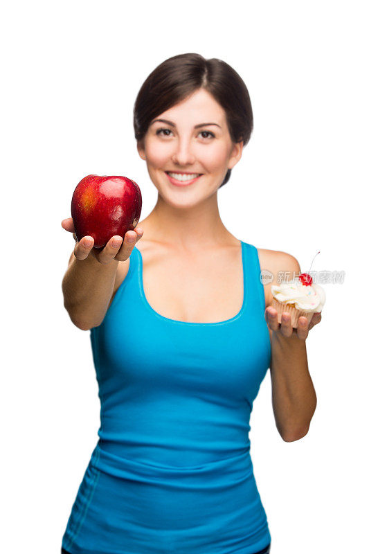 年轻女子递上一个苹果