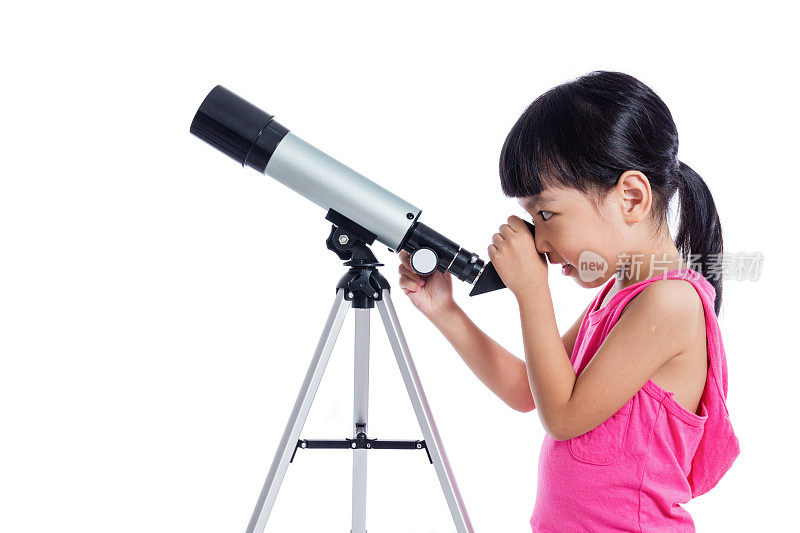 亚洲华人小女孩拿着望远镜